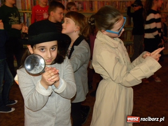 Zdjęcie w galerii na portalu naszraciborz.pl: Finałowe spotkanie Akademii Detektywów w bibliotece wiadomości z regionu