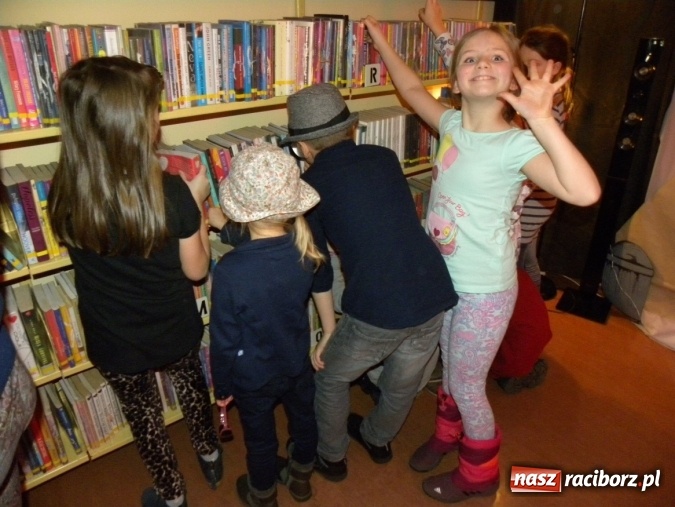 Zdjęcie w galerii na portalu naszraciborz.pl: Finałowe spotkanie Akademii Detektywów w bibliotece wiadomości z regionu