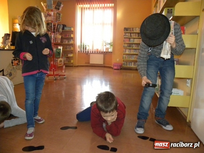 Zdjęcie w galerii na portalu naszraciborz.pl: Finałowe spotkanie Akademii Detektywów w bibliotece wiadomości z regionu