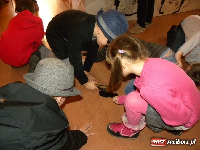 Zdjęcie w galerii na portalu naszraciborz.pl: Finałowe spotkanie Akademii Detektywów w bibliotece wiadomości z regionu