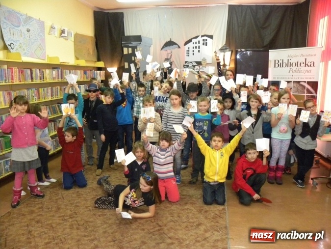 Zdjęcie w galerii na portalu naszraciborz.pl: Finałowe spotkanie Akademii Detektywów w bibliotece wiadomości z regionu