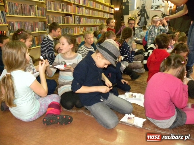 Zdjęcie w galerii na portalu naszraciborz.pl: Finałowe spotkanie Akademii Detektywów w bibliotece wiadomości z regionu