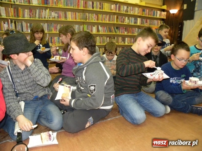 Zdjęcie w galerii na portalu naszraciborz.pl: Finałowe spotkanie Akademii Detektywów w bibliotece wiadomości z regionu