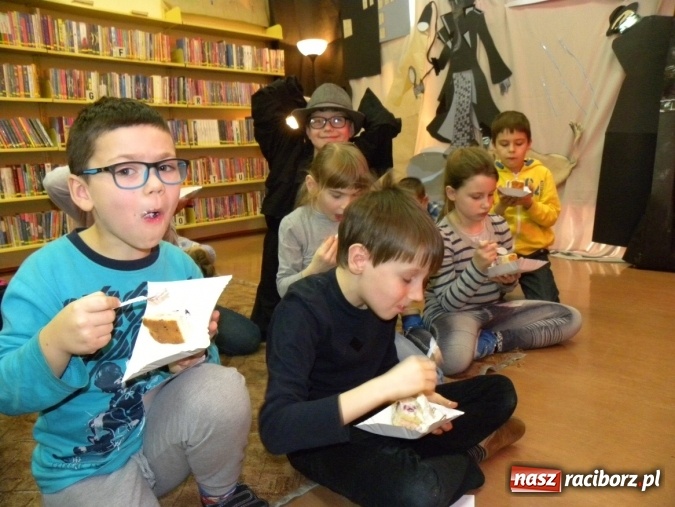 Zdjęcie w galerii na portalu naszraciborz.pl: Finałowe spotkanie Akademii Detektywów w bibliotece wiadomości z regionu