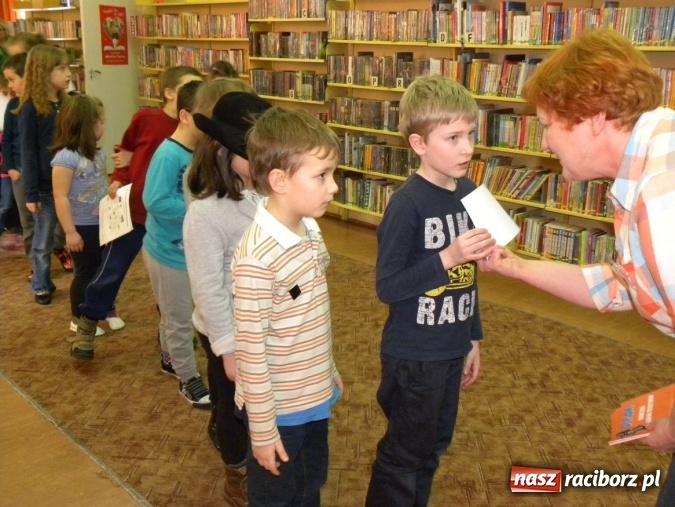 Zdjęcie w galerii na portalu naszraciborz.pl: Finałowe spotkanie Akademii Detektywów w bibliotece wiadomości z regionu