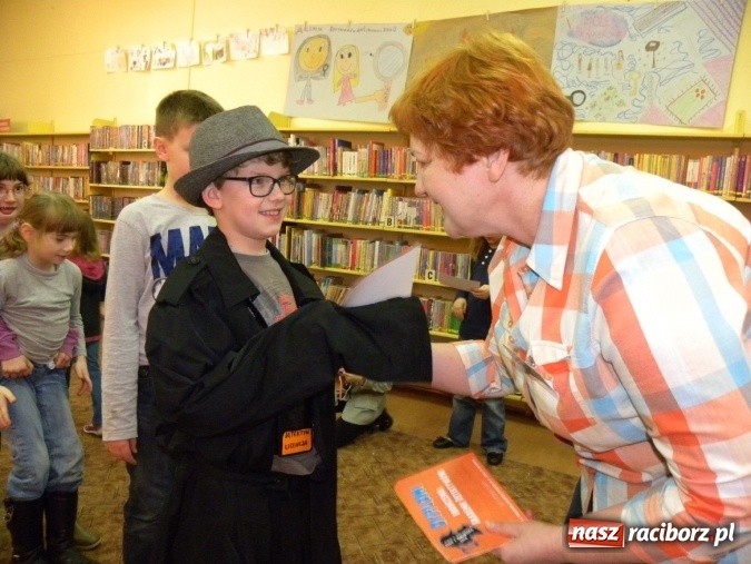 Zdjęcie w galerii na portalu naszraciborz.pl: Finałowe spotkanie Akademii Detektywów w bibliotece wiadomości z regionu