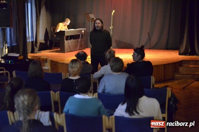 Zdjęcie w galerii na portalu naszraciborz.pl: Warsztaty wokalne w Strzesze. Przyjechali Kondrak i Andrzejewski wiadomości z regionu