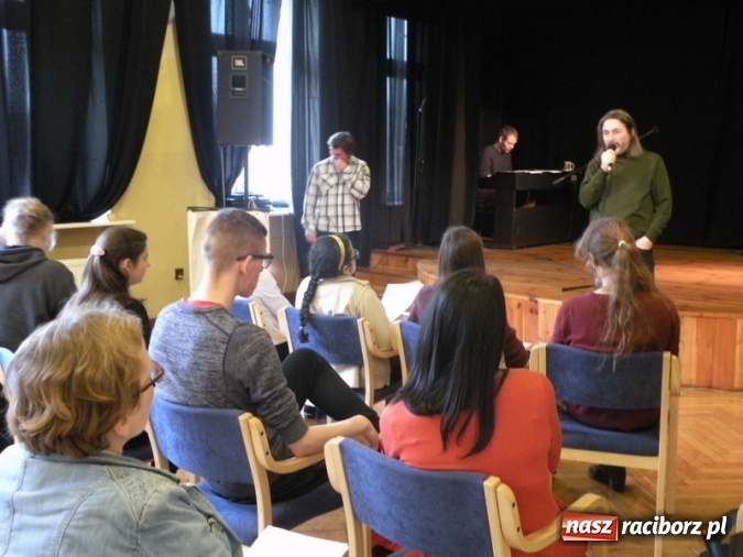 Zdjęcie w galerii na portalu naszraciborz.pl: Warsztaty wokalne w Strzesze. Przyjechali Kondrak i Andrzejewski wiadomości z regionu