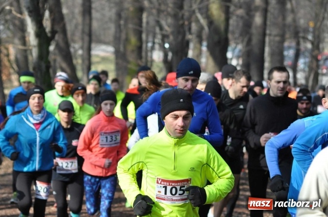 Zdjęcie w galerii na portalu naszraciborz.pl: Raciborzanie Tomasz Marcinek i Anna Szyjka wygrali V Bieg Twardziela wiadomości z regionu