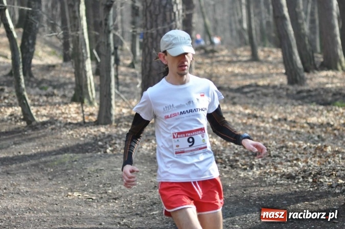Zdjęcie w galerii na portalu naszraciborz.pl: Raciborzanie Tomasz Marcinek i Anna Szyjka wygrali V Bieg Twardziela wiadomości z regionu