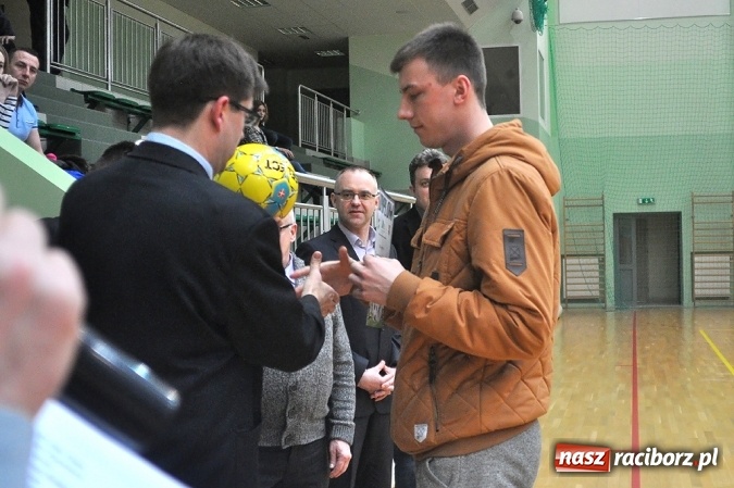 Zdjęcie w galerii na portalu naszraciborz.pl: Zakończenie Halowej Ligi Piłki Nożnej  wiadomości z regionu
