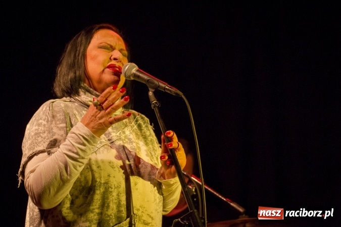 Zdjęcie w galerii na portalu naszraciborz.pl: Grażyna Łobaszewska - 40 lat na scenie, dziś na Końcu Świata w Raciborzu wiadomości z regionu