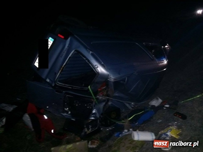 Zdjęcie w galerii na portalu naszraciborz.pl: Dachowanie peugeota na DK 45 w Zabełkowie wiadomości z regionu