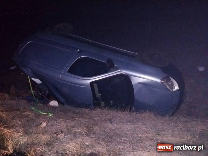 Zdjęcie w galerii na portalu naszraciborz.pl: Dachowanie peugeota na DK 45 w Zabełkowie wiadomości z regionu