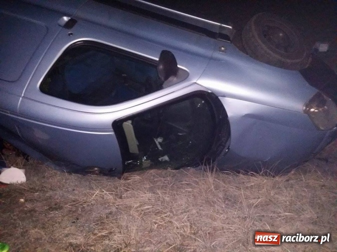 Zdjęcie w galerii na portalu naszraciborz.pl: Dachowanie peugeota na DK 45 w Zabełkowie wiadomości z regionu
