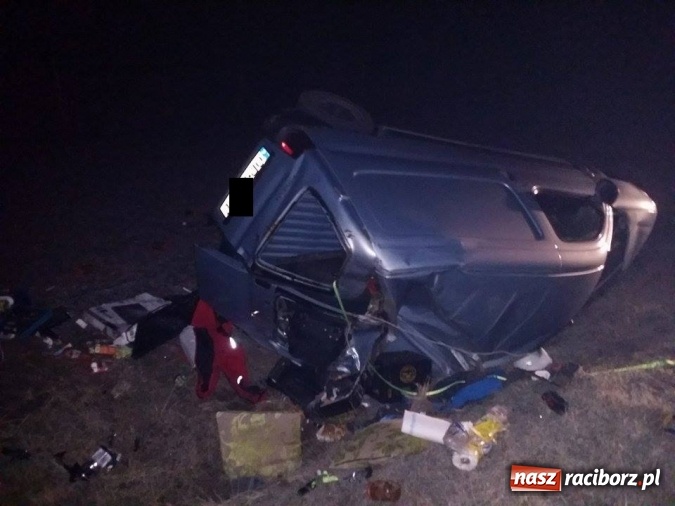 Zdjęcie w galerii na portalu naszraciborz.pl: Dachowanie peugeota na DK 45 w Zabełkowie wiadomości z regionu