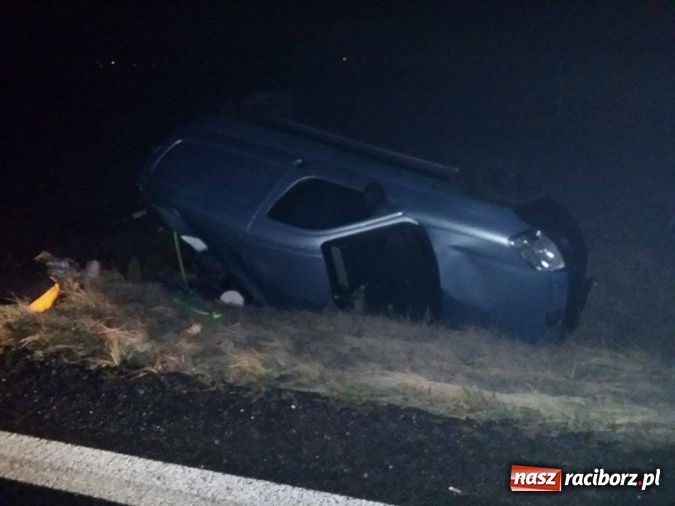 Zdjęcie w galerii na portalu naszraciborz.pl: Dachowanie peugeota na DK 45 w Zabełkowie wiadomości z regionu