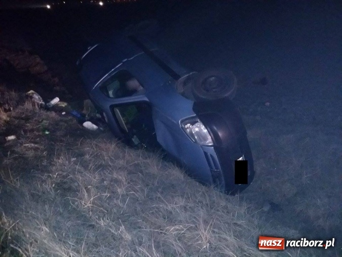 Zdjęcie w galerii na portalu naszraciborz.pl: Dachowanie peugeota na DK 45 w Zabełkowie wiadomości z regionu