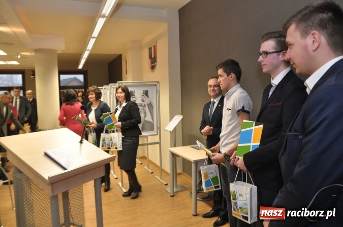 Zdjęcie w galerii na portalu naszraciborz.pl: Gratulacje na sesji Rady Powiatu Raciborskiego - dla Elżbiety Biskup i uczniów Budowlanki wiadomości z regionu