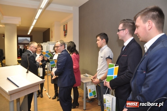 Zdjęcie w galerii na portalu naszraciborz.pl: Gratulacje na sesji Rady Powiatu Raciborskiego - dla Elżbiety Biskup i uczniów Budowlanki wiadomości z regionu