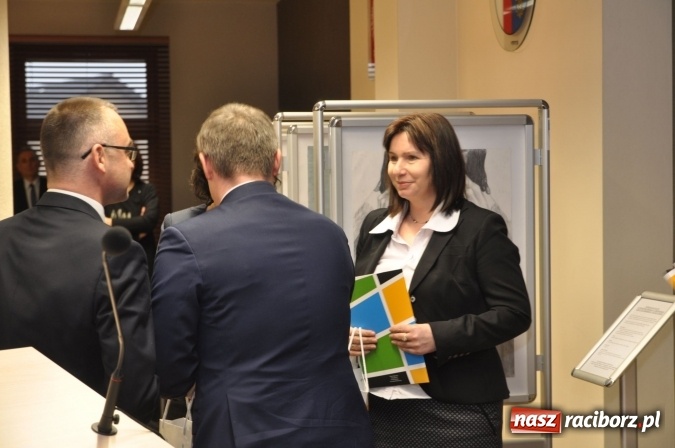 Zdjęcie w galerii na portalu naszraciborz.pl: Gratulacje na sesji Rady Powiatu Raciborskiego - dla Elżbiety Biskup i uczniów Budowlanki wiadomości z regionu