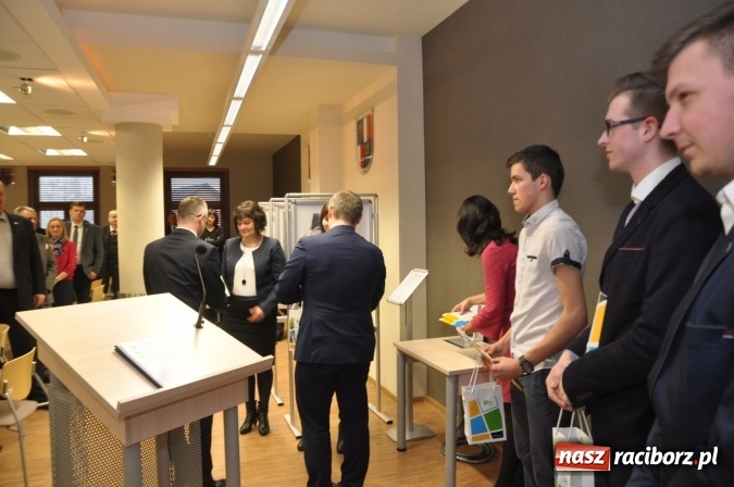 Zdjęcie w galerii na portalu naszraciborz.pl: Gratulacje na sesji Rady Powiatu Raciborskiego - dla Elżbiety Biskup i uczniów Budowlanki wiadomości z regionu
