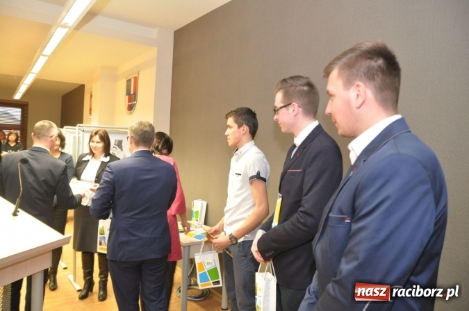 Zdjęcie w galerii na portalu naszraciborz.pl: Gratulacje na sesji Rady Powiatu Raciborskiego - dla Elżbiety Biskup i uczniów Budowlanki wiadomości z regionu