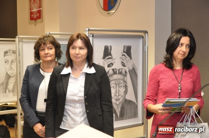 Zdjęcie w galerii na portalu naszraciborz.pl: Gratulacje na sesji Rady Powiatu Raciborskiego - dla Elżbiety Biskup i uczniów Budowlanki wiadomości z regionu