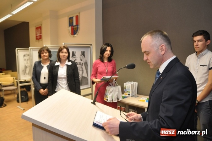 Zdjęcie w galerii na portalu naszraciborz.pl: Gratulacje na sesji Rady Powiatu Raciborskiego - dla Elżbiety Biskup i uczniów Budowlanki wiadomości z regionu