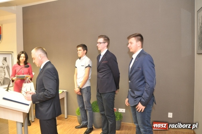 Zdjęcie w galerii na portalu naszraciborz.pl: Gratulacje na sesji Rady Powiatu Raciborskiego - dla Elżbiety Biskup i uczniów Budowlanki wiadomości z regionu