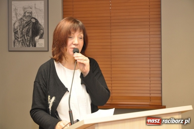 Zdjęcie w galerii na portalu naszraciborz.pl: Gratulacje na sesji Rady Powiatu Raciborskiego - dla Elżbiety Biskup i uczniów Budowlanki wiadomości z regionu