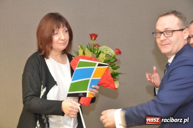 Zdjęcie w galerii na portalu naszraciborz.pl: Gratulacje na sesji Rady Powiatu Raciborskiego - dla Elżbiety Biskup i uczniów Budowlanki wiadomości z regionu
