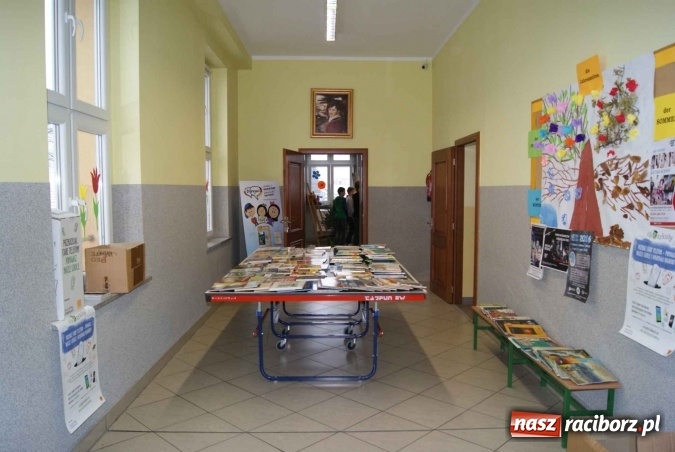 Zdjęcie w galerii na portalu naszraciborz.pl: Bibliobus odwiedził uczniów Szkoły Podstawowej nr 5 w Raciborzu dla Mniejszości Niemieckiej  wiadomości z regionu