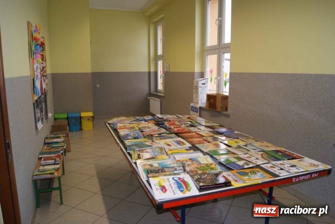 Zdjęcie w galerii na portalu naszraciborz.pl: Bibliobus odwiedził uczniów Szkoły Podstawowej nr 5 w Raciborzu dla Mniejszości Niemieckiej  wiadomości z regionu
