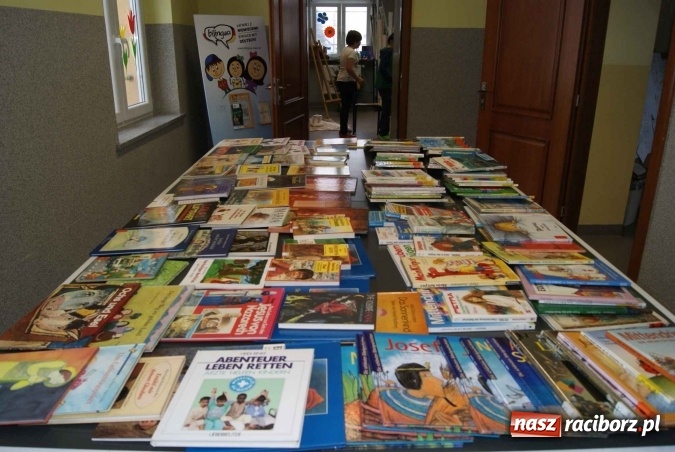 Zdjęcie w galerii na portalu naszraciborz.pl: Bibliobus odwiedził uczniów Szkoły Podstawowej nr 5 w Raciborzu dla Mniejszości Niemieckiej  wiadomości z regionu