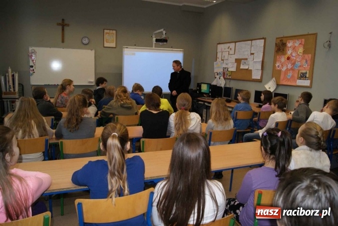 Zdjęcie w galerii na portalu naszraciborz.pl: Bibliobus odwiedził uczniów Szkoły Podstawowej nr 5 w Raciborzu dla Mniejszości Niemieckiej  wiadomości z regionu