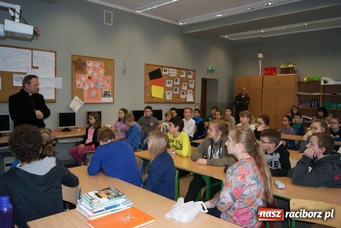 Zdjęcie w galerii na portalu naszraciborz.pl: Bibliobus odwiedził uczniów Szkoły Podstawowej nr 5 w Raciborzu dla Mniejszości Niemieckiej  wiadomości z regionu