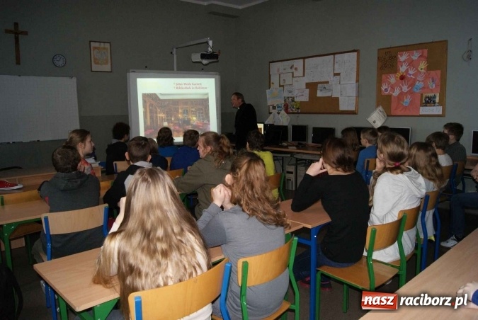 Zdjęcie w galerii na portalu naszraciborz.pl: Bibliobus odwiedził uczniów Szkoły Podstawowej nr 5 w Raciborzu dla Mniejszości Niemieckiej  wiadomości z regionu