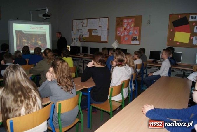 Zdjęcie w galerii na portalu naszraciborz.pl: Bibliobus odwiedził uczniów Szkoły Podstawowej nr 5 w Raciborzu dla Mniejszości Niemieckiej  wiadomości z regionu