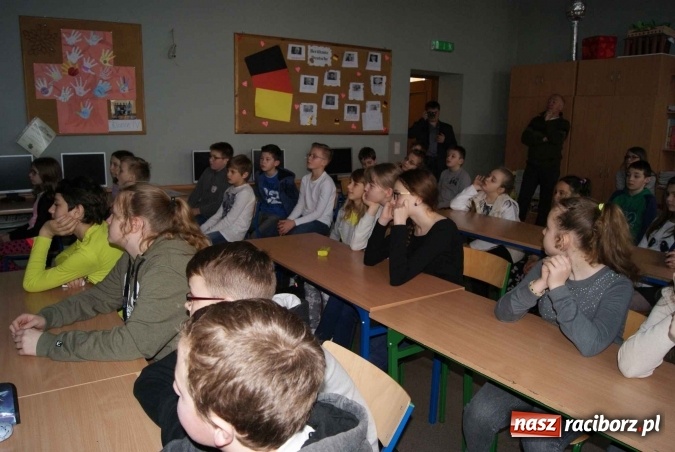 Zdjęcie w galerii na portalu naszraciborz.pl: Bibliobus odwiedził uczniów Szkoły Podstawowej nr 5 w Raciborzu dla Mniejszości Niemieckiej  wiadomości z regionu