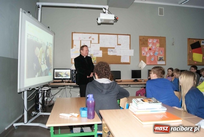 Zdjęcie w galerii na portalu naszraciborz.pl: Bibliobus odwiedził uczniów Szkoły Podstawowej nr 5 w Raciborzu dla Mniejszości Niemieckiej  wiadomości z regionu