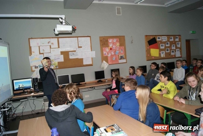 Zdjęcie w galerii na portalu naszraciborz.pl: Bibliobus odwiedził uczniów Szkoły Podstawowej nr 5 w Raciborzu dla Mniejszości Niemieckiej  wiadomości z regionu