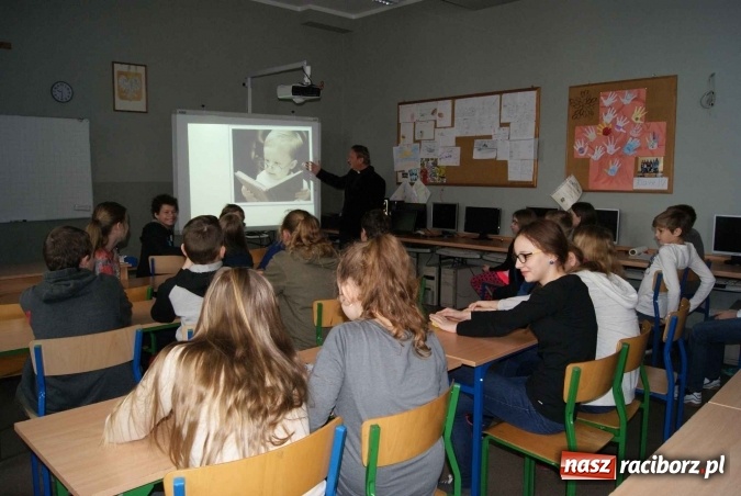 Zdjęcie w galerii na portalu naszraciborz.pl: Bibliobus odwiedził uczniów Szkoły Podstawowej nr 5 w Raciborzu dla Mniejszości Niemieckiej  wiadomości z regionu