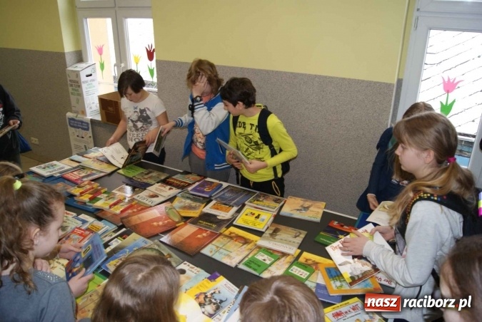 Zdjęcie w galerii na portalu naszraciborz.pl: Bibliobus odwiedził uczniów Szkoły Podstawowej nr 5 w Raciborzu dla Mniejszości Niemieckiej  wiadomości z regionu
