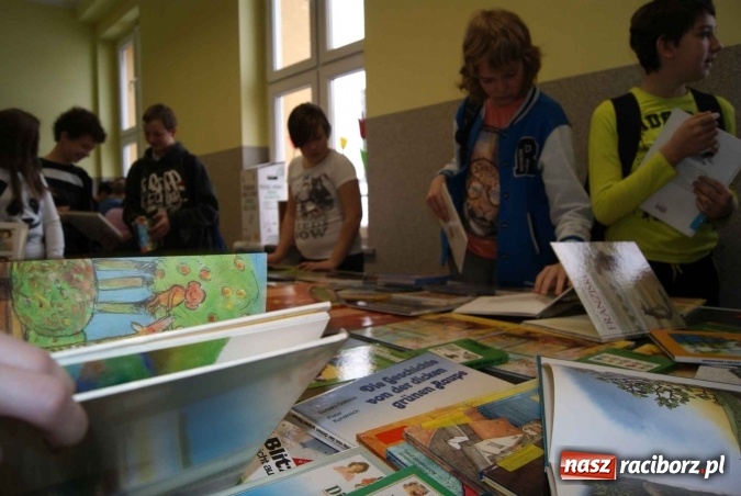 Zdjęcie w galerii na portalu naszraciborz.pl: Bibliobus odwiedził uczniów Szkoły Podstawowej nr 5 w Raciborzu dla Mniejszości Niemieckiej  wiadomości z regionu