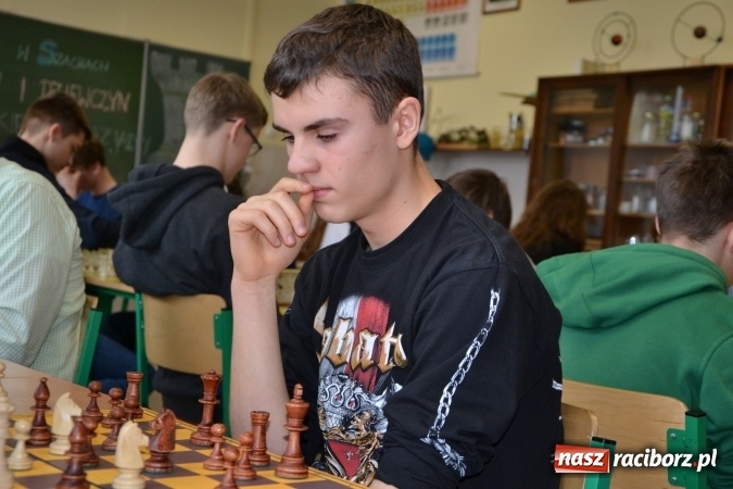 Zdjęcie w galerii na portalu naszraciborz.pl: Gimnazjum nr 2 i ZSO Tworków zwycięzcami rejonowych zawodów szachowych wiadomości z regionu
