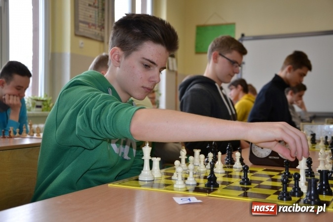 Zdjęcie w galerii na portalu naszraciborz.pl: Gimnazjum nr 2 i ZSO Tworków zwycięzcami rejonowych zawodów szachowych wiadomości z regionu