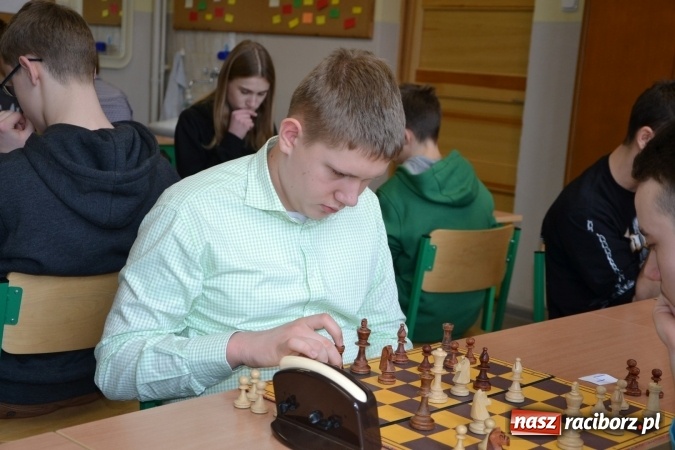 Zdjęcie w galerii na portalu naszraciborz.pl: Gimnazjum nr 2 i ZSO Tworków zwycięzcami rejonowych zawodów szachowych wiadomości z regionu