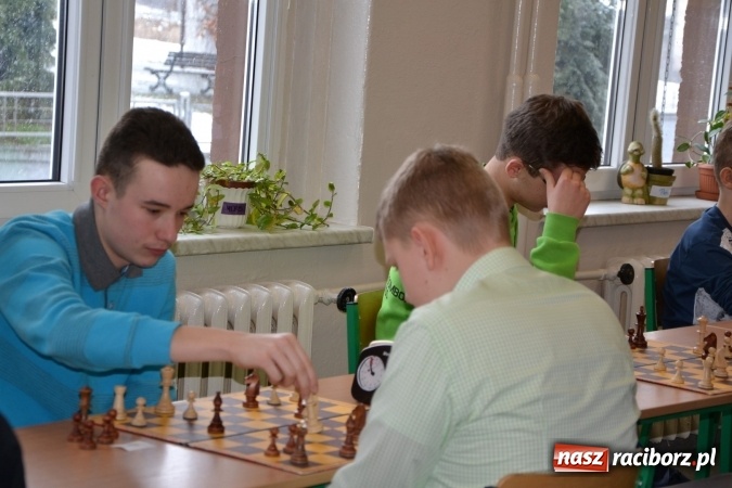 Zdjęcie w galerii na portalu naszraciborz.pl: Gimnazjum nr 2 i ZSO Tworków zwycięzcami rejonowych zawodów szachowych wiadomości z regionu