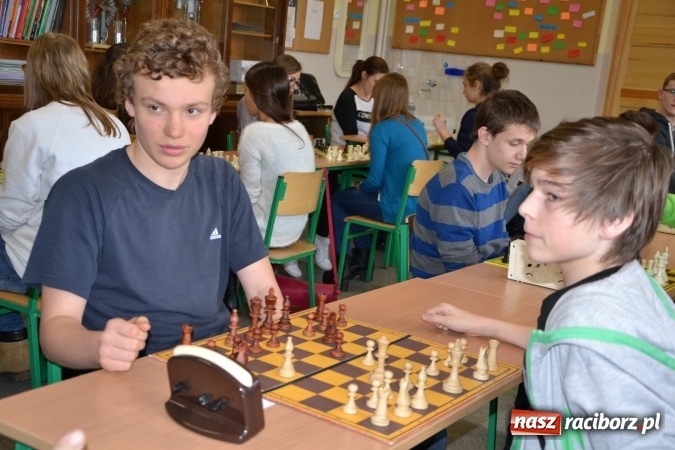 Zdjęcie w galerii na portalu naszraciborz.pl: Gimnazjum nr 2 i ZSO Tworków zwycięzcami rejonowych zawodów szachowych wiadomości z regionu